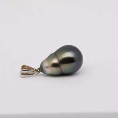 Sur fond blanc, le pendentif Ave est photographié en gros plan. La perle de Tahiti, en forme de poire cerclée de 9,4 mm, présente un dégradé naturel de gris clair vers le bleu sombre avec de subtils reflets verts. La bélière articulée en argent rhodié brille d’un éclat discret. La lumière révèle le lustre excellent de la perle, dont la surface lisse et colorée reflète la qualité d’un bijou artisanal et authentique.