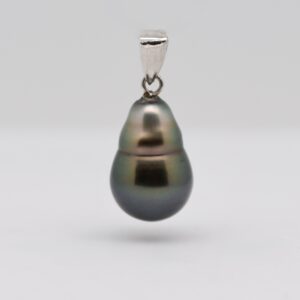 Pendentif Ave en argent rhodié avec perle de Tahiti cerclée en forme de poire 9,4 mm, dégradé gris-bleu-vert, lustre excellent, création Tahiti Perles Création.