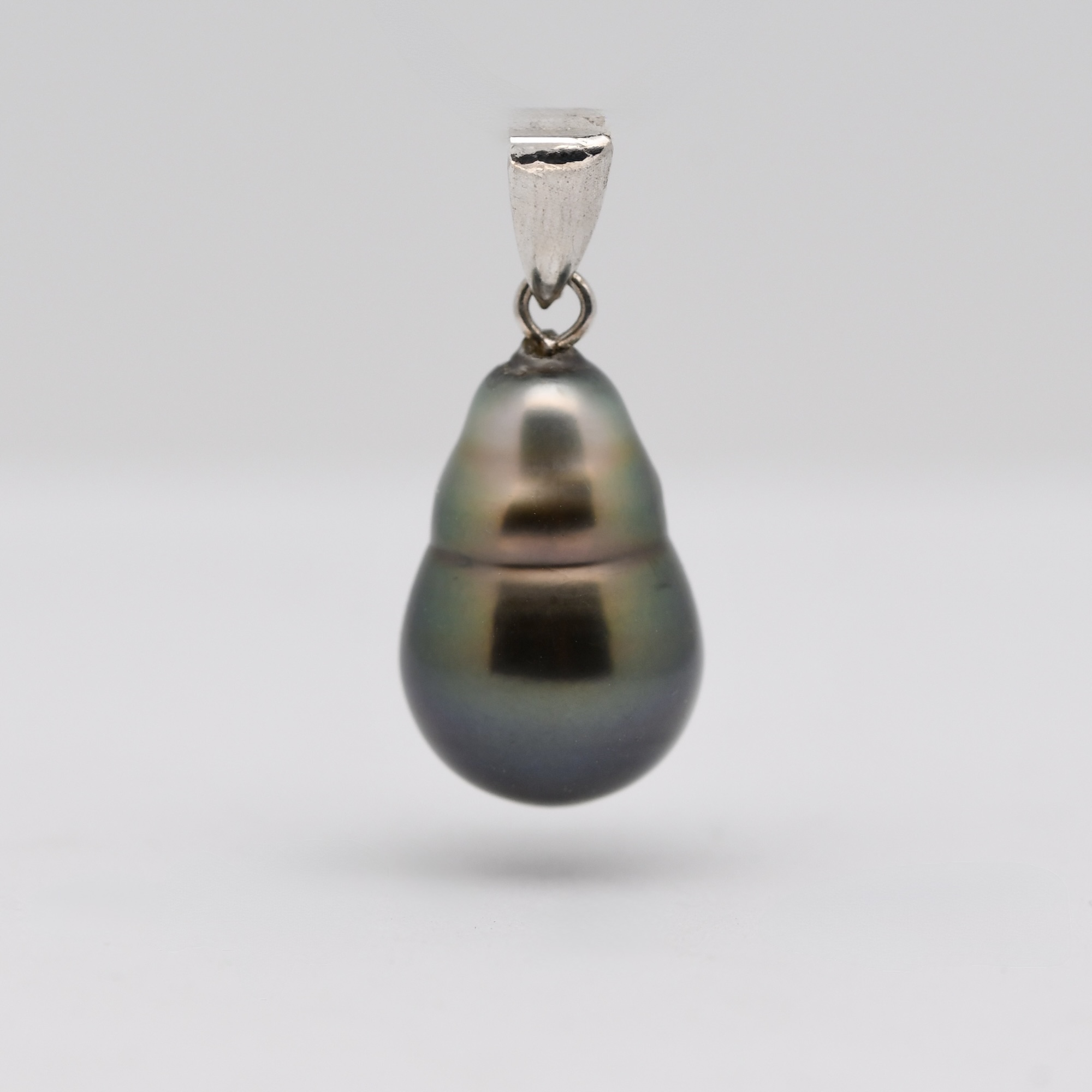 Pendentif Ave en argent rhodié avec perle de Tahiti cerclée en forme de poire 9,4 mm, dégradé gris-bleu-vert, lustre excellent, création Tahiti Perles Création.