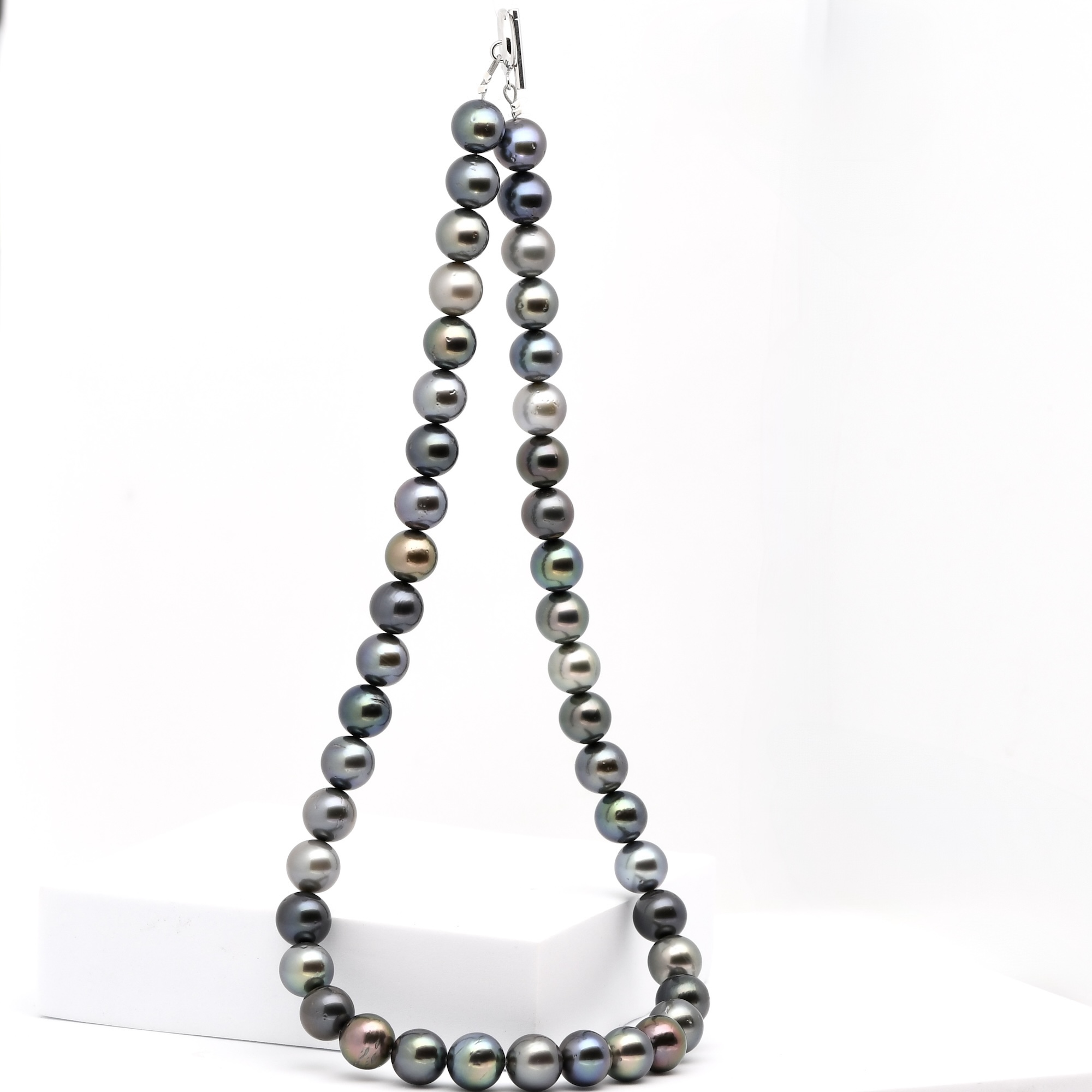 Collier Ataheva 44 perles de Tahiti rondes 10 à 11 mm, montage sur câble acier gainé et fermoir argent 925 rhodié, création Tahiti Perles Création.