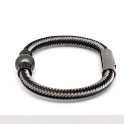 Le bracelet perle Enoha est une création masculine qui associe force, modernité et élégance. Conçu pour accompagner les hommes dans toutes les situations, il marie un bracelet en acier inoxydable robuste à une perle de Tahiti ronde de 11,5 mm, issue de ma ferme perlière de Manihi.