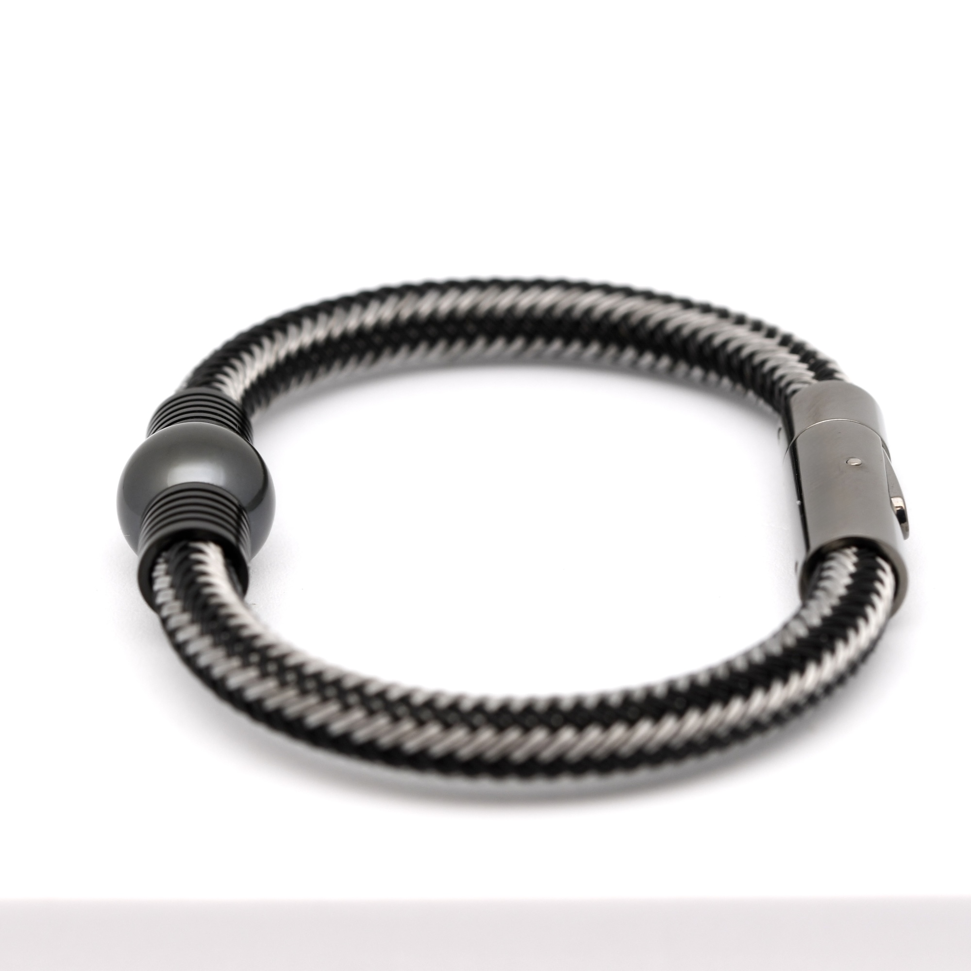 Le bracelet perle Enoha est une création masculine qui associe force, modernité et élégance. Conçu pour accompagner les hommes dans toutes les situations, il marie un bracelet en acier inoxydable robuste à une perle de Tahiti ronde de 11,5 mm, issue de ma ferme perlière de Manihi.