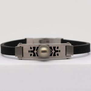 Bracelet perle Kanani homme en acier brossé motifs polynésiens, perle de Tahiti semi baroque 10,4 mm gris clair vert lagon – Tahiti Perles Création.