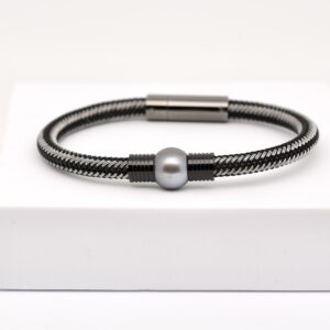 Bracelet Metua homme avec perle de Tahiti ronde 11,8 mm gris profond au lustre excellent, acier moderne – Tahiti Perles Création.