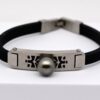 Bracelet Ropati pour homme en acier brossé motifs polynésiens, perle de Tahiti ronde 11,5 mm gris foncé, création Tahiti Perles Création.