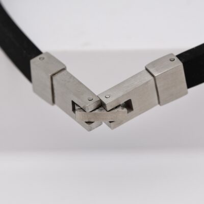 Le bracelet perle Ropati possède un fermoir en acier entièrement sécurisé