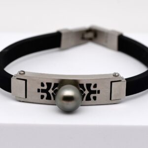 Bracelet Ropati pour homme en acier brossé motifs polynésiens, perle de Tahiti ronde 11,5 mm gris foncé, création Tahiti Perles Création.