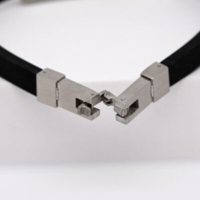 Le bracelet perle Ropati possède un fermoir en acier entièrement sécurisé