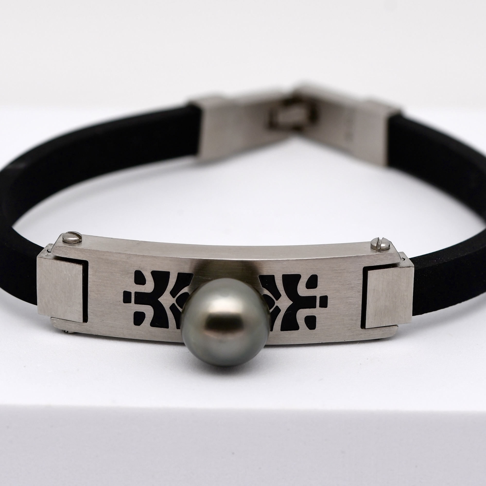 Bracelet Ropati pour homme en acier brossé motifs polynésiens, perle de Tahiti ronde 11,5 mm gris foncé, création Tahiti Perles Création.