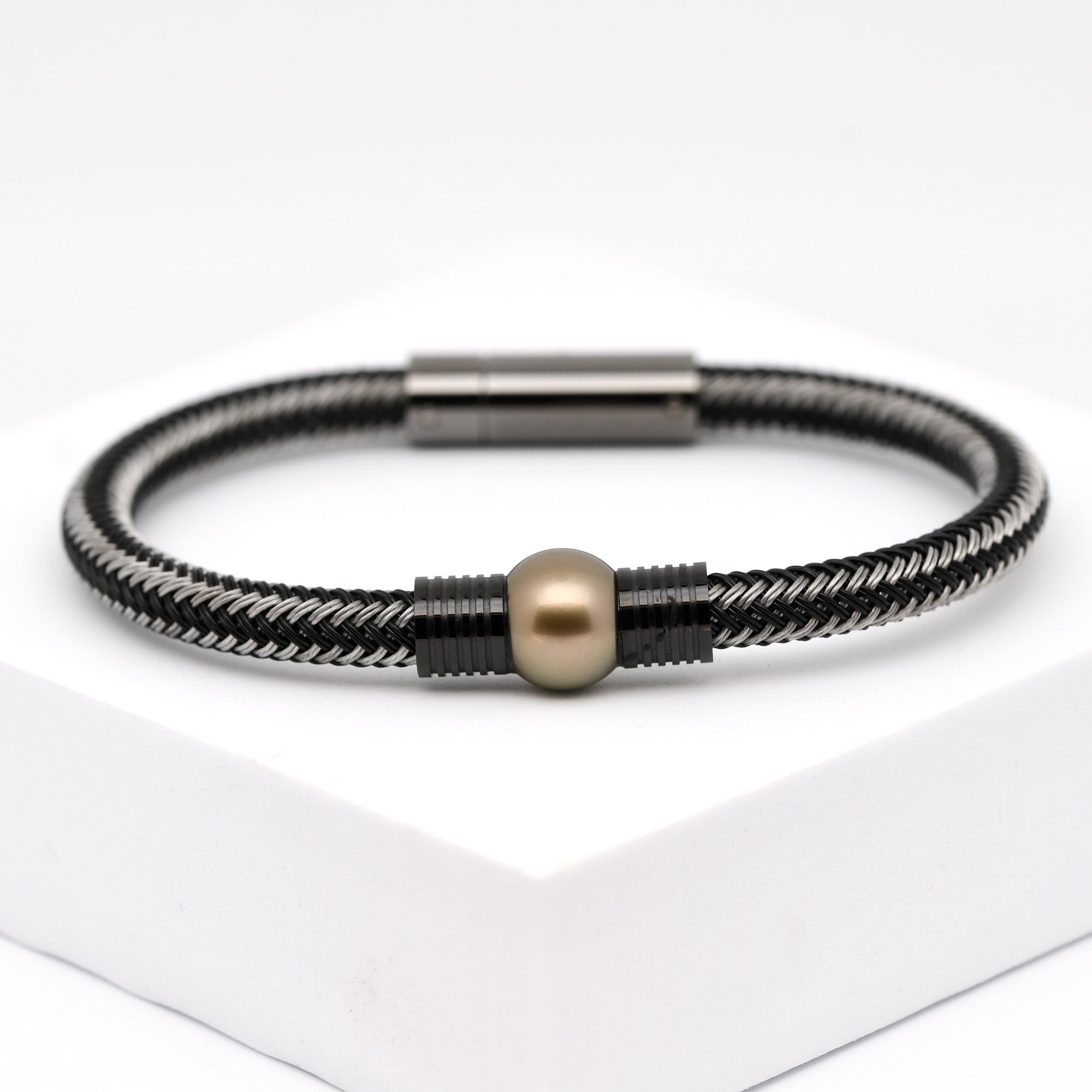 Bracelet Taho pour homme avec perle de Tahiti ronde 11,3 mm couleur cuivre naturelle, création artisanale Tahiti Perles Création.