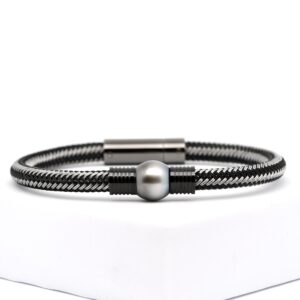 Bracelet Tamatoa – Création masculine avec grosse perle de Tahiti 11,6 mm au lustre excellent, montée sur bracelet massif, pièce unique signée artisan.