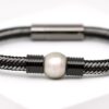 Bracelet perle Tavi pour homme avec perle de Tahiti semi baroque 11,2 mm gris nacré, création artisanale Tahiti Perles Création.