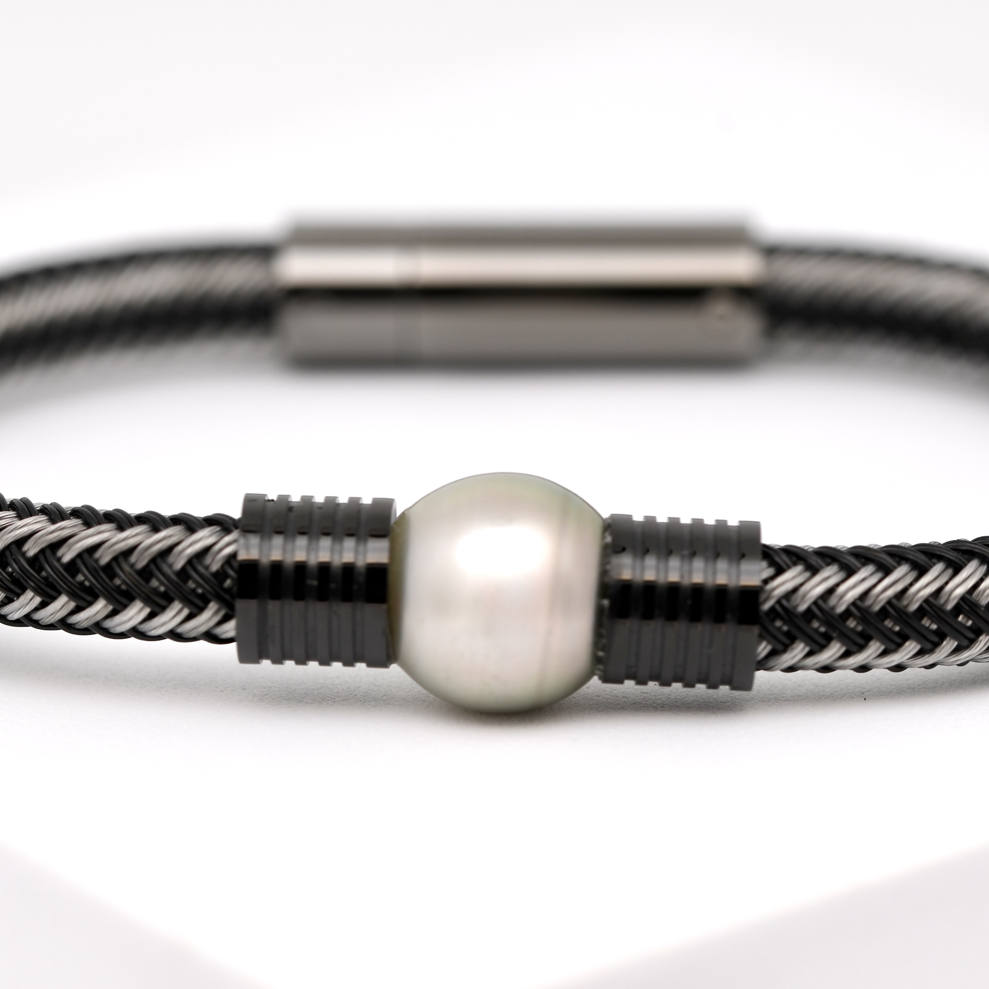 Bracelet perle Tavi pour homme avec perle de Tahiti semi baroque 11,2 mm gris nacré, création artisanale Tahiti Perles Création.