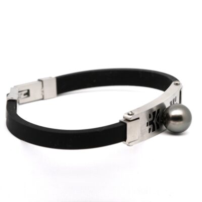 Ce bracelet unique associe souplesse moderne et énergie ancestrale : une plaque en acier brossé finement décorée de motifs polynésiens noirs accueille une perle de Tahiti ronde de 10,3 mm, d’un vert profond naturel, produite sur ma ferme perlière de Manihi.