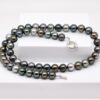Collier Heiata, 50 perles de Tahiti rondes 10 à 11 mm, monté sur câble acier gainé, fermoir bouée en argent 925 rhodié, création Tahiti Perles Création.