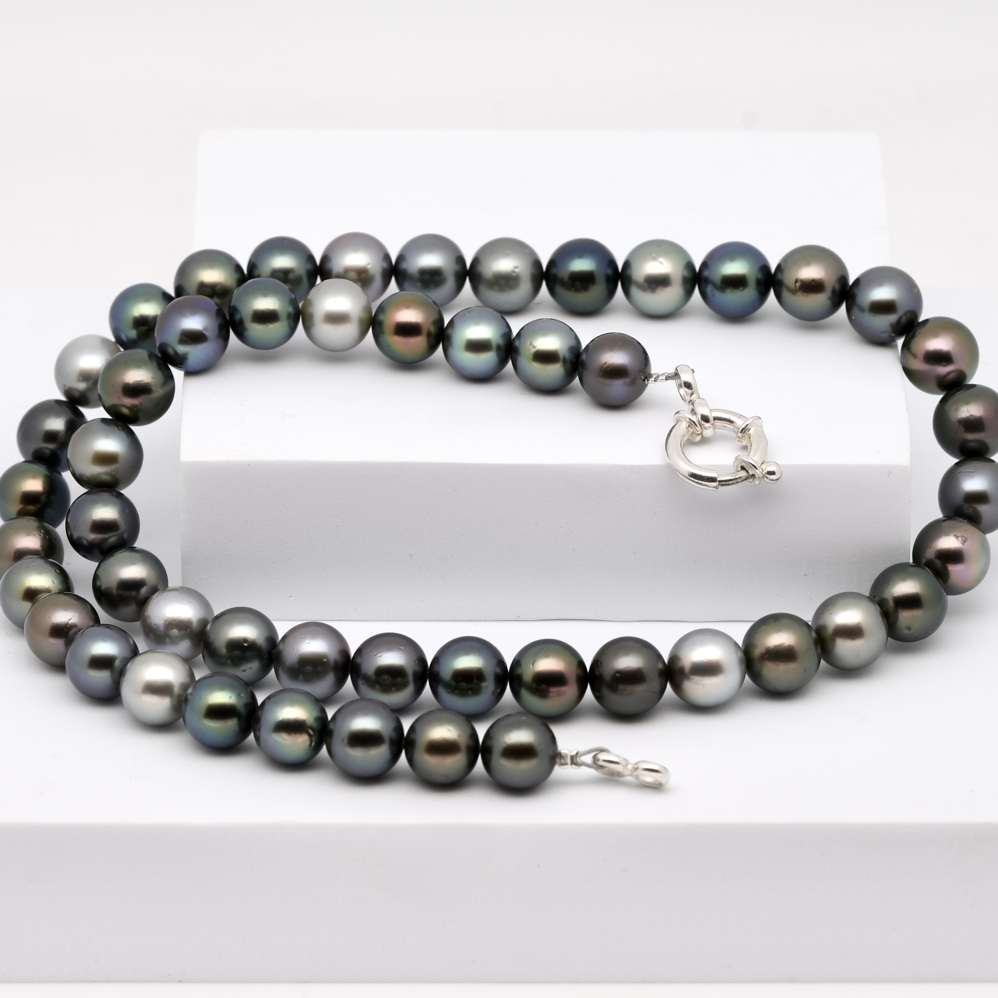 Collier Heiata, 50 perles de Tahiti rondes 10 à 11 mm, monté sur câble acier gainé, fermoir bouée en argent 925 rhodié, création Tahiti Perles Création.