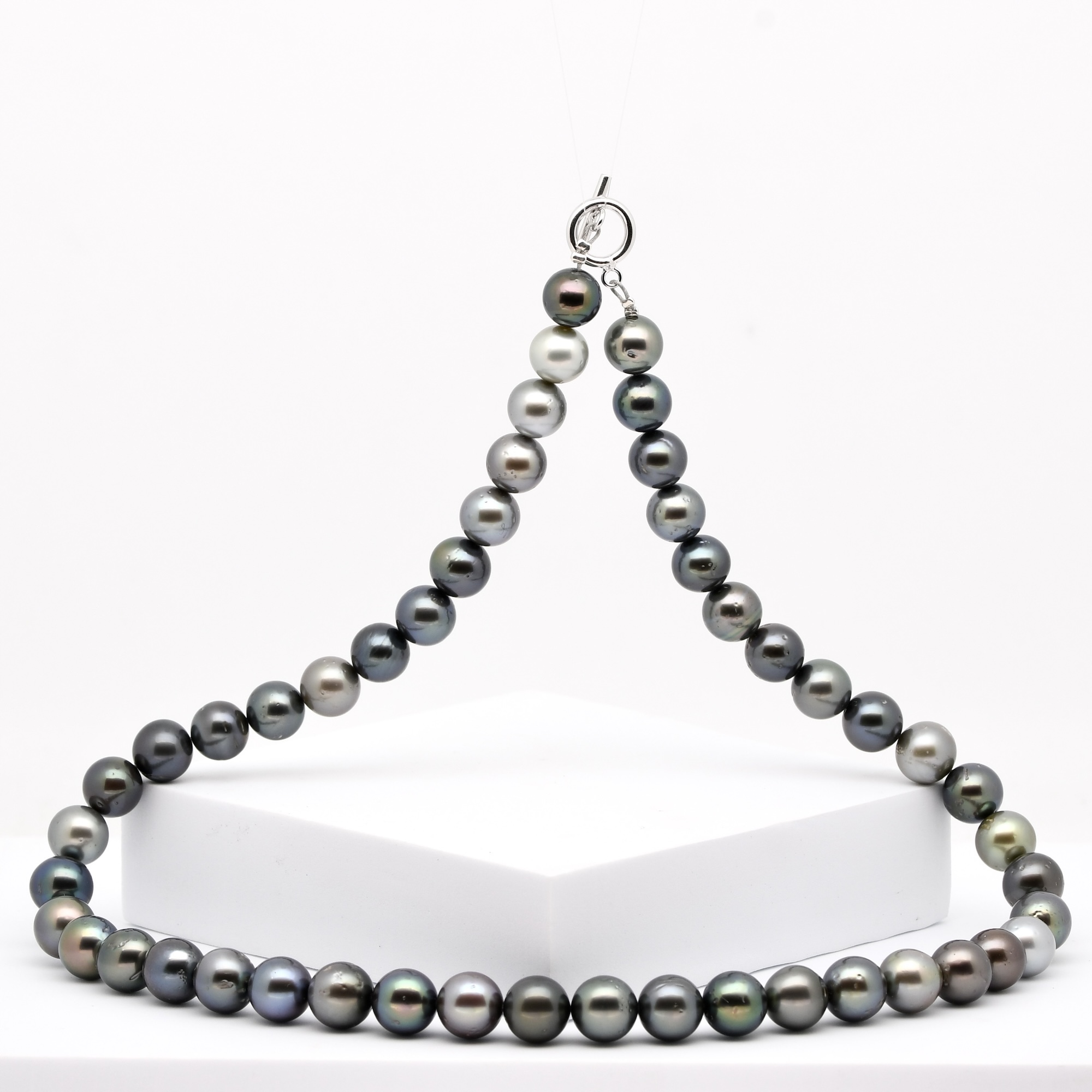 Collier Moerani en 48 perles de Tahiti rondes multicolores de 10 à 11 mm, 51 cm, fermoir argent 925 rhodié, lustre excellent, création Tahiti Perles Création.
