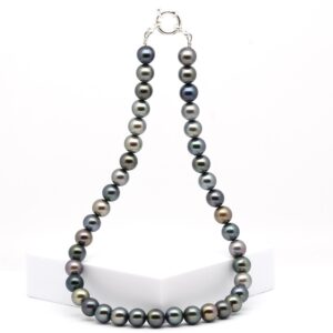 Collier Raihere en perles de Tahiti multicolores de 41 perles rondes 10 à 10,5 mm monté sur câble acier avec fermoir bouée argent 925 rhodié – Tahiti Perles Création.