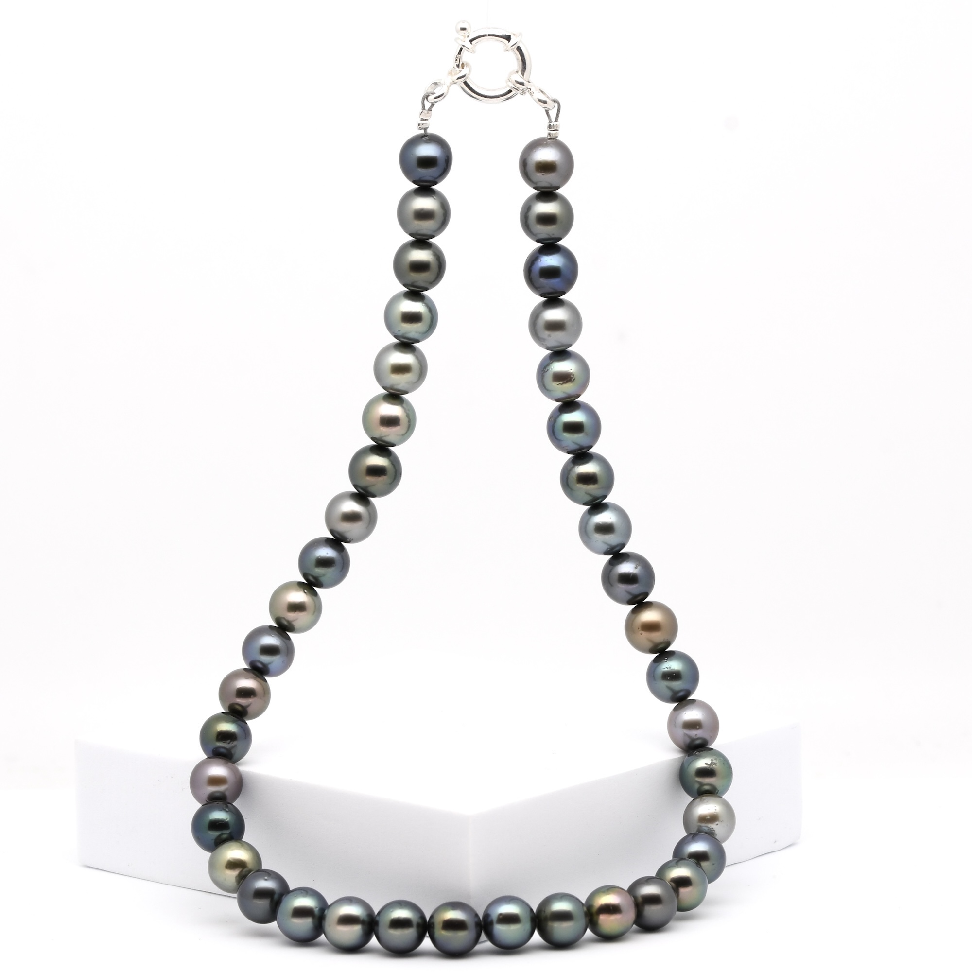 Collier Raihere en perles de Tahiti multicolores de 41 perles rondes 10 à 10,5 mm monté sur câble acier avec fermoir bouée argent 925 rhodié – Tahiti Perles Création.