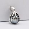 Pendentif perle FEE argent 925 rhodié en forme de pieuvre avec perle de Tahiti ronde 9,5 mm gris vert, création Tahiti Perles Création.