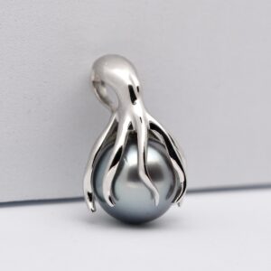 Pendentif perle FEE argent 925 rhodié en forme de pieuvre avec perle de Tahiti ronde 9,5 mm gris vert, création Tahiti Perles Création.