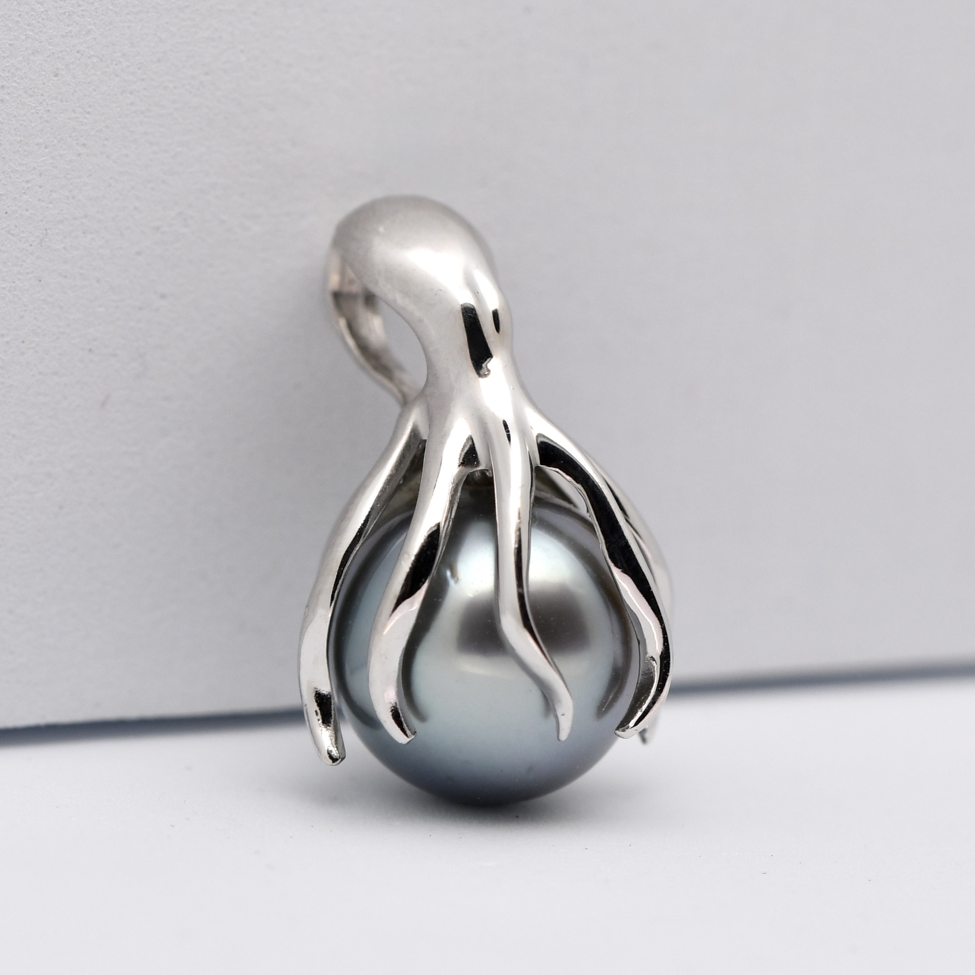 Pendentif perle FEE argent 925 rhodié en forme de pieuvre avec perle de Tahiti ronde 9,5 mm gris vert, création Tahiti Perles Création.