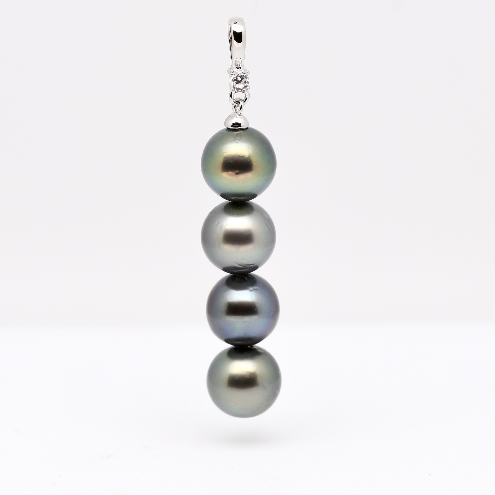 Pendentif perles Matahi argent 925 rhodié avec 4 perles de Tahiti rondes multicolores 9,8 mm, création artisanale Tahiti Perles Création.