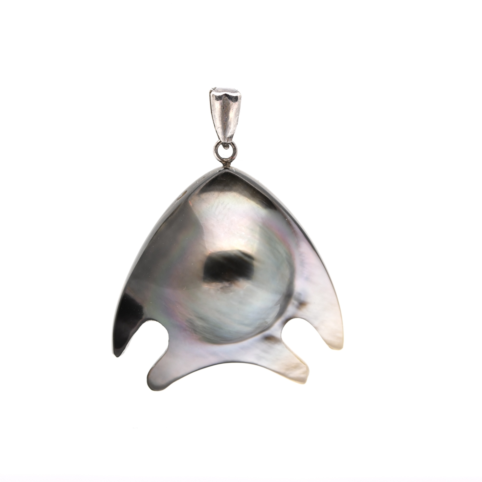 Pendentif Paaihere en mabe de Tahiti en forme de poisson 25x25 mm suspendu à une bélière articulée en argent 925 – Tahiti Perles Création.