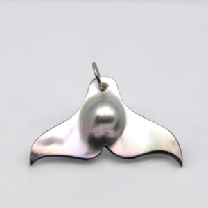 Pendentif Mao Queue de Baleine en mabe de Tahiti multicolore suspendu à un anneau large en argent 925 – création artisanale Tahiti Perles Création.