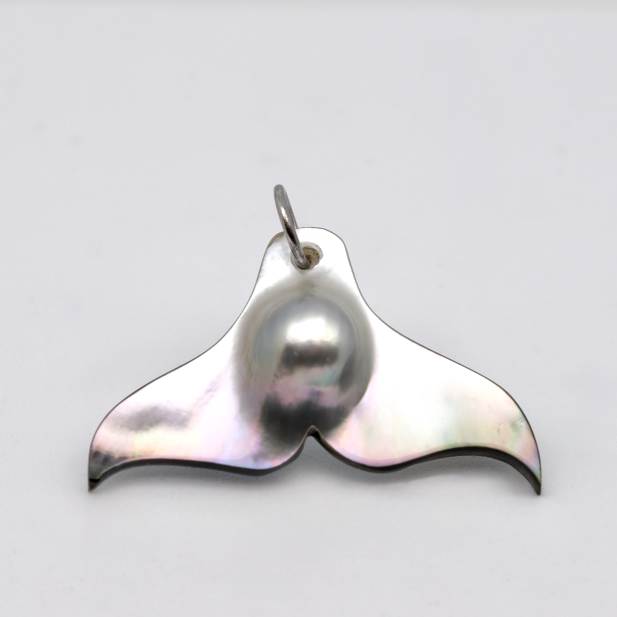 Pendentif Mao Queue de Baleine en mabe de Tahiti multicolore suspendu à un anneau large en argent 925 – création artisanale Tahiti Perles Création.