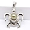Pendentif Maluaka en argent 925 rhodié ouvragé en forme de tortue polynésienne avec perle de Tahiti GEM 11,1 mm, création Tahiti Perles Création.