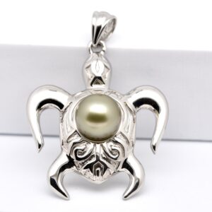 Pendentif Maluaka en argent 925 rhodié ouvragé en forme de tortue polynésienne avec perle de Tahiti GEM 11,1 mm, création Tahiti Perles Création.