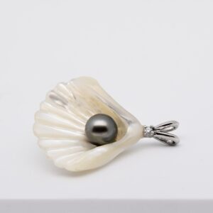 Pendentif Pupu en coquillage de nacre blanche sculptée, perle de Tahiti ronde 10,2 mm gris vert, bélière argent et zirconium – Tahiti Perles Création.