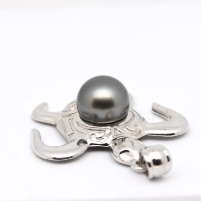 Pendentif Rahiti tortue polynésienne argent 925 rhodié avec perle de Tahiti ronde 11,4 mm gris vert, création Tahiti Perles Création.