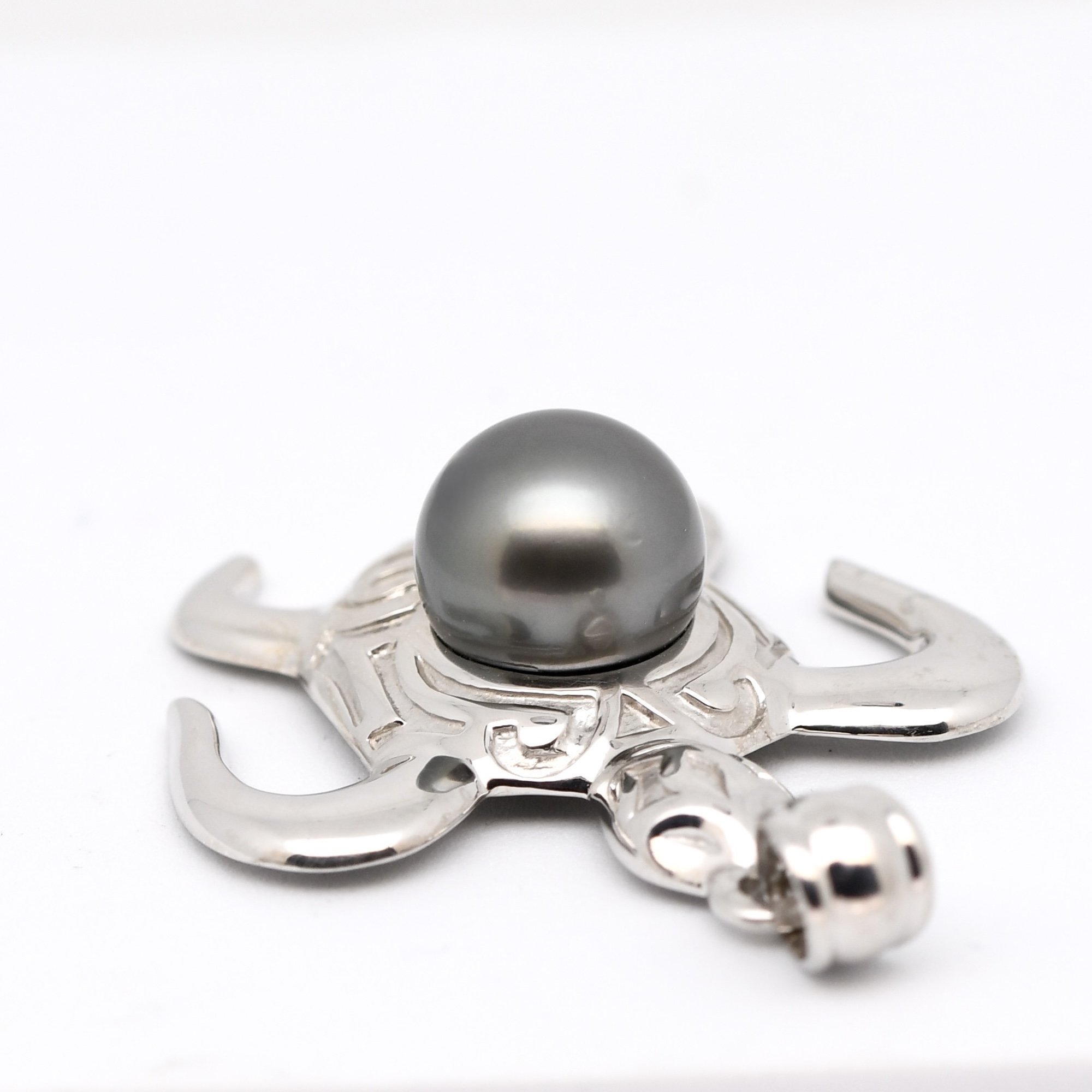 Pendentif Rahiti tortue polynésienne argent 925 rhodié avec perle de Tahiti ronde 11,4 mm gris vert, création Tahiti Perles Création.