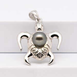 Pendentif Rahiti tortue polynésienne argent 925 rhodié avec perle de Tahiti ronde 11,4 mm gris vert de qualité A, création Tahiti Perles Création.
