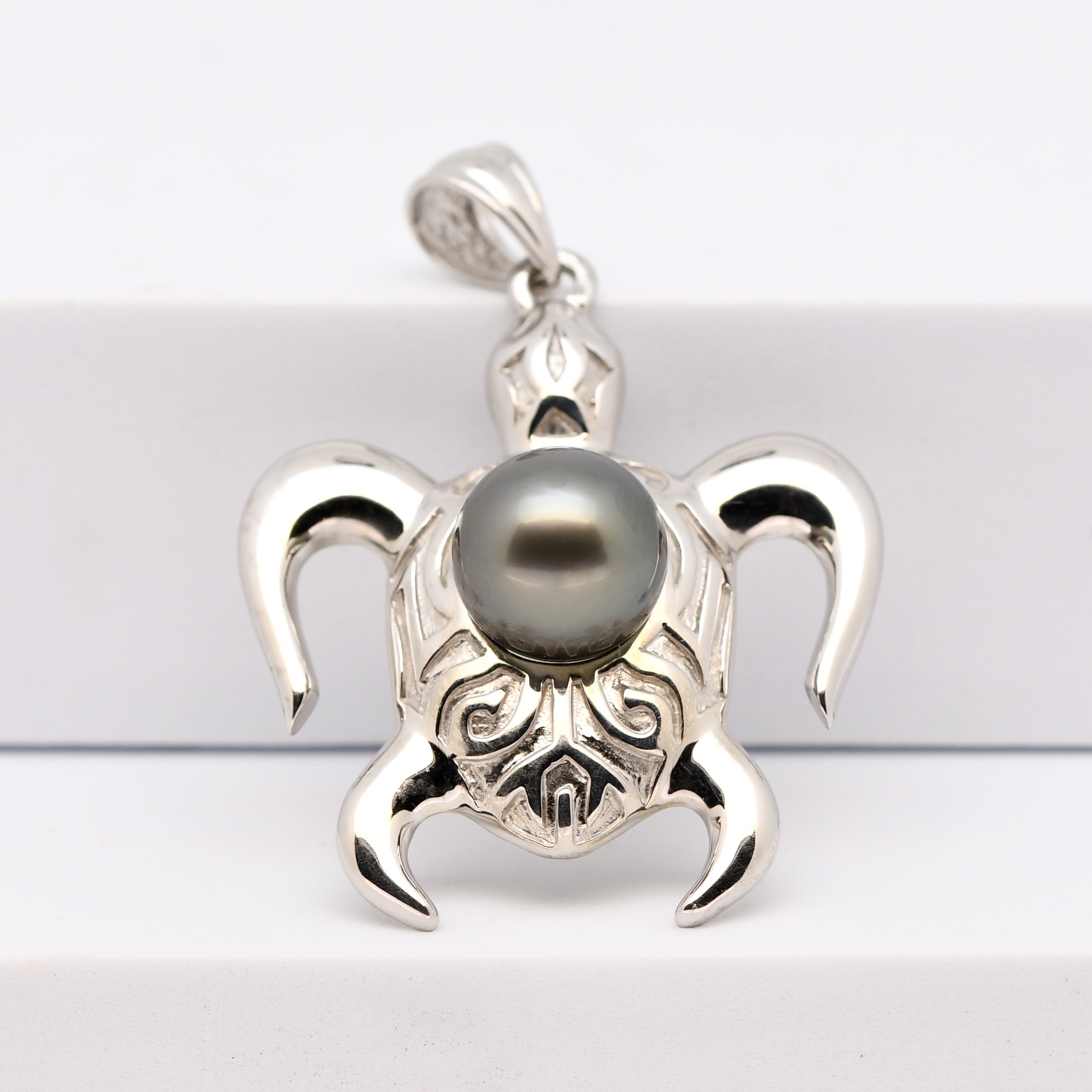 Pendentif Rahiti tortue polynésienne argent 925 rhodié avec perle de Tahiti ronde 11,4 mm gris vert de qualité A, création Tahiti Perles Création.