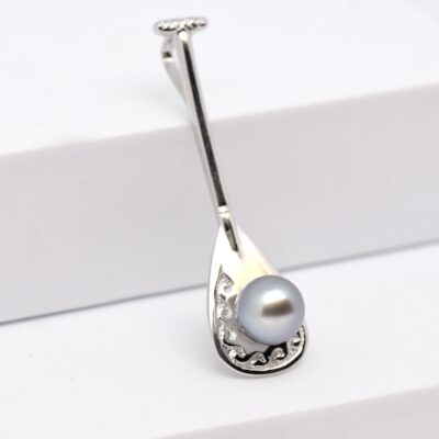 Le pendentif perle Vaa rend hommage à l’un des symboles les plus puissants de la culture polynésienne : la pirogue traditionnelle, véhicule de découverte, d’union et de courage.