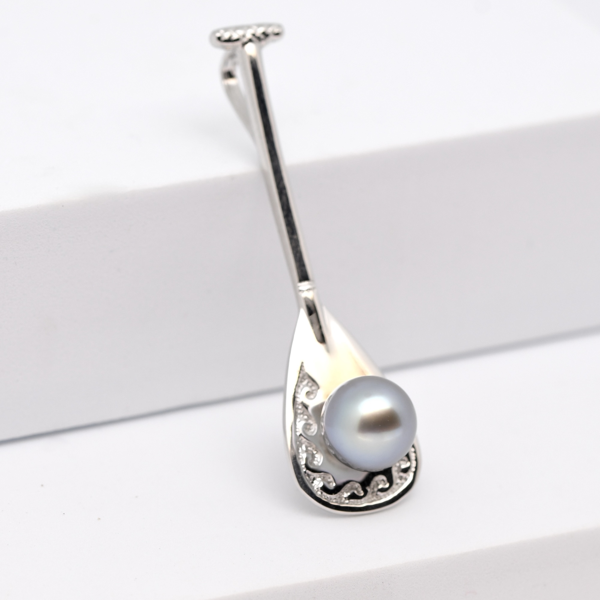 Pendentif perle Vaa argent 925 rhodié rame de pirogue polynésienne motifs vagues avec perle de Tahiti semi ronde 9 mm gris naturel – Tahiti Perles Création.