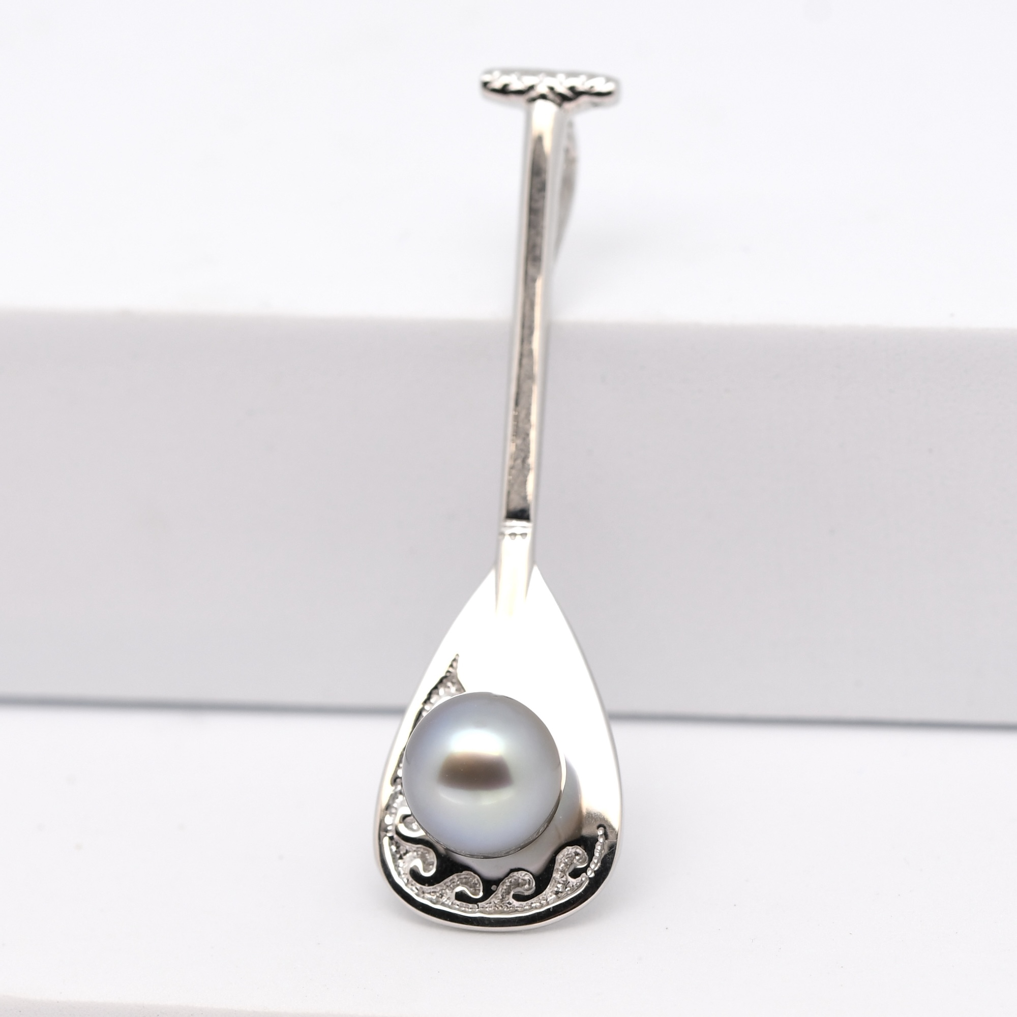 Pendentif perle Vaa argent 925 rhodié rame de pirogue polynésienne motifs vagues avec perle de Tahiti semi ronde 9 mm gris naturel – Tahiti Perles Création.