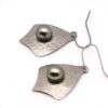 Boucles d’oreilles Tureia en titane martelé avec perles de Tahiti rondes de 9,7 mm, création artisanale hypoallergénique – Tahiti Perles Création.