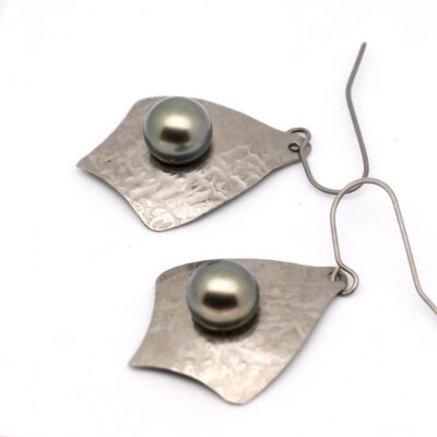 Boucles d’oreilles Tureia en titane martelé avec perles de Tahiti rondes de 9,7 mm, création artisanale hypoallergénique – Tahiti Perles Création.