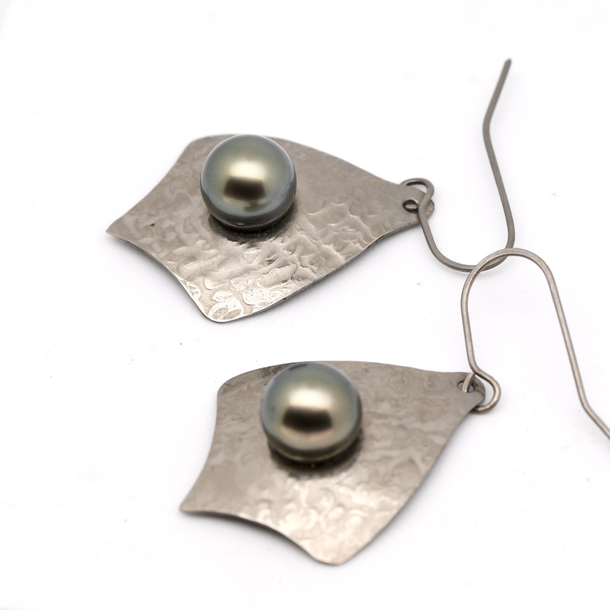 Boucles d’oreilles Tureia en titane martelé avec perles de Tahiti rondes de 9,7 mm, création artisanale hypoallergénique – Tahiti Perles Création.
