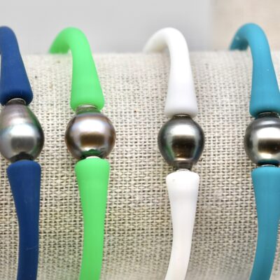 Ce bracelet est monté sur un néoprène souple, matière technique reconnue pour sa résistance, son confort et sa durabilité. Sans aucun fermoir, il s’enfile simplement au poignet, offrant une grande aisance de port et une sécurité optimale. Son caractère waterproof permet de le porter en toutes circonstances : baignade, activités nautiques, vie quotidienne ou moments plus habillés. Une fois au poignet, le bracelet Hivaoa ne vous quittera plus.