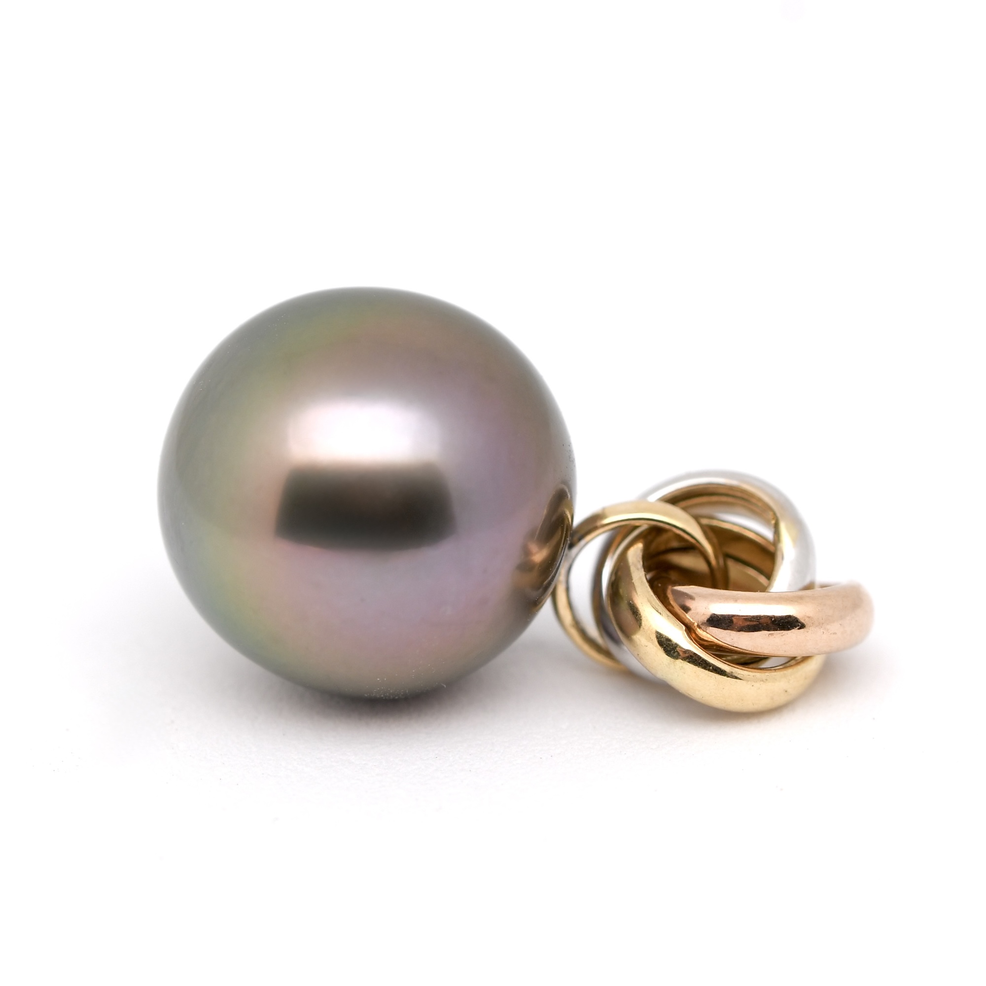 Le pendentif perle Hemia est une pièce rare et majestueuse, symbole d’élégance intemporelle et de perfection naturelle. Cette perle de Tahiti semi ronde de 12,6 mm, de qualité A, se distingue par un orient exceptionnel et un panaché de couleurs naturelles allant de l’aubergine profond au vert tilleul lumineux. Véritable trésor né du lagon de Manihi, cette perle est le fruit de près de sept années d’attention, de patience et de soin.
