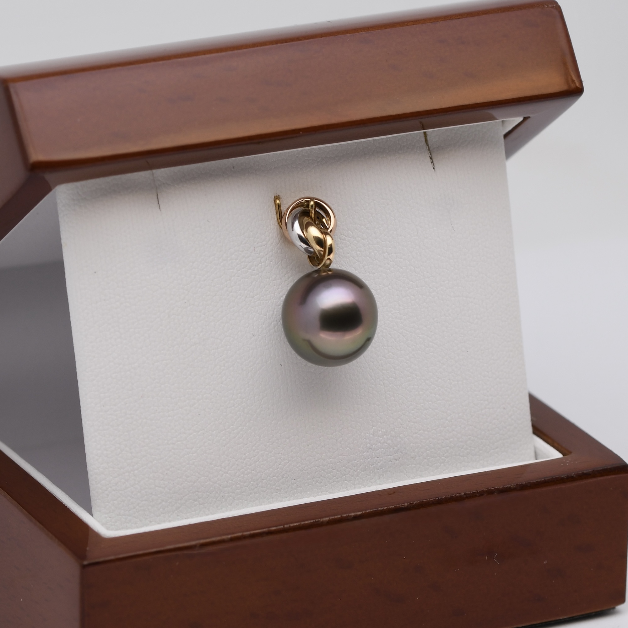 Présenté dans un coffret luxueux en bois, le pendentif perle Hemia est bien plus qu’un bijou : c’est une œuvre d’art, un témoignage d’authenticité et de passion. Il séduira les amateurs de pièces rares et les amoureux de la mer, sensibles à la beauté naturelle et au travail d’un artisan bijoutier..