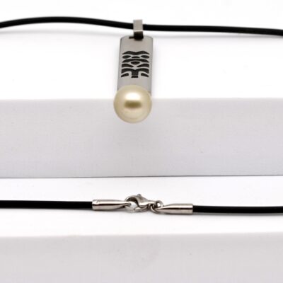 Le pendentif Temanu rend hommage à l’oiseau polynésien, messager du ciel et de la mer. Sa perle de Tahiti aux reflets pamplemousse symbolise la lumière du lagon. Une création libre et contemporaine, où l’acier, la mer et le vent ne font plus qu’un.