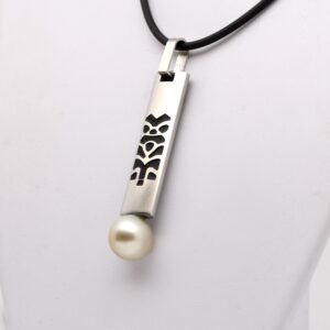 Pendentif Temanu acier brossé motifs polynésiens noirs avec perle de Tahiti ronde 11 mm A reflets pamplemousse, création Tahiti Perles Création.