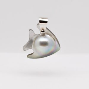 Pendentif mabe de Tahiti Ia en forme de poisson monté sur bélière en argent 925 rhodié