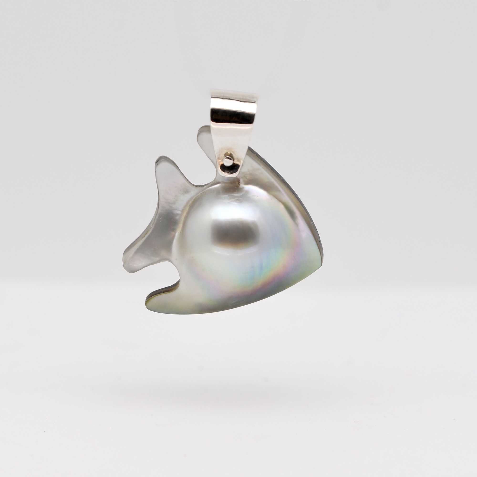 Pendentif mabe de Tahiti Ia en forme de poisson monté sur bélière en argent 925 rhodié